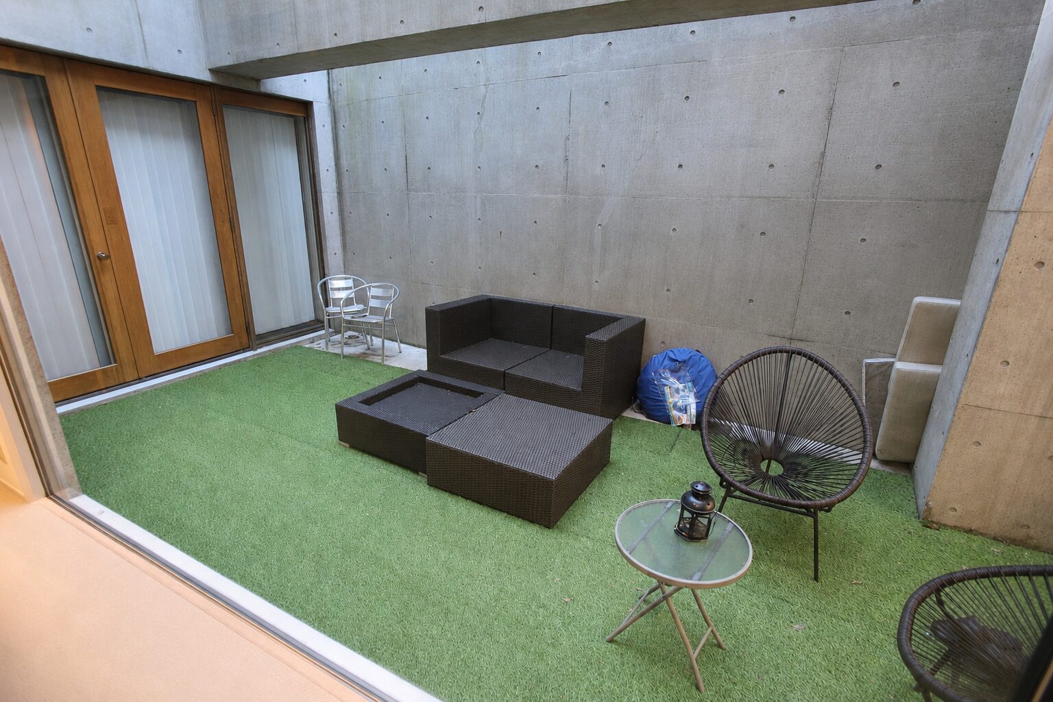 自然光が入る吹き抜けとベンチ|東京の豪邸型撮影スタジオ