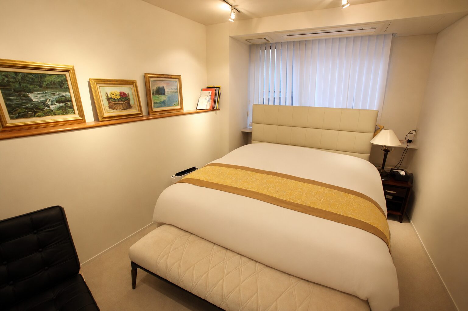 寝室1の全景|ラグジュアリーホテル風のベッドルーム撮影